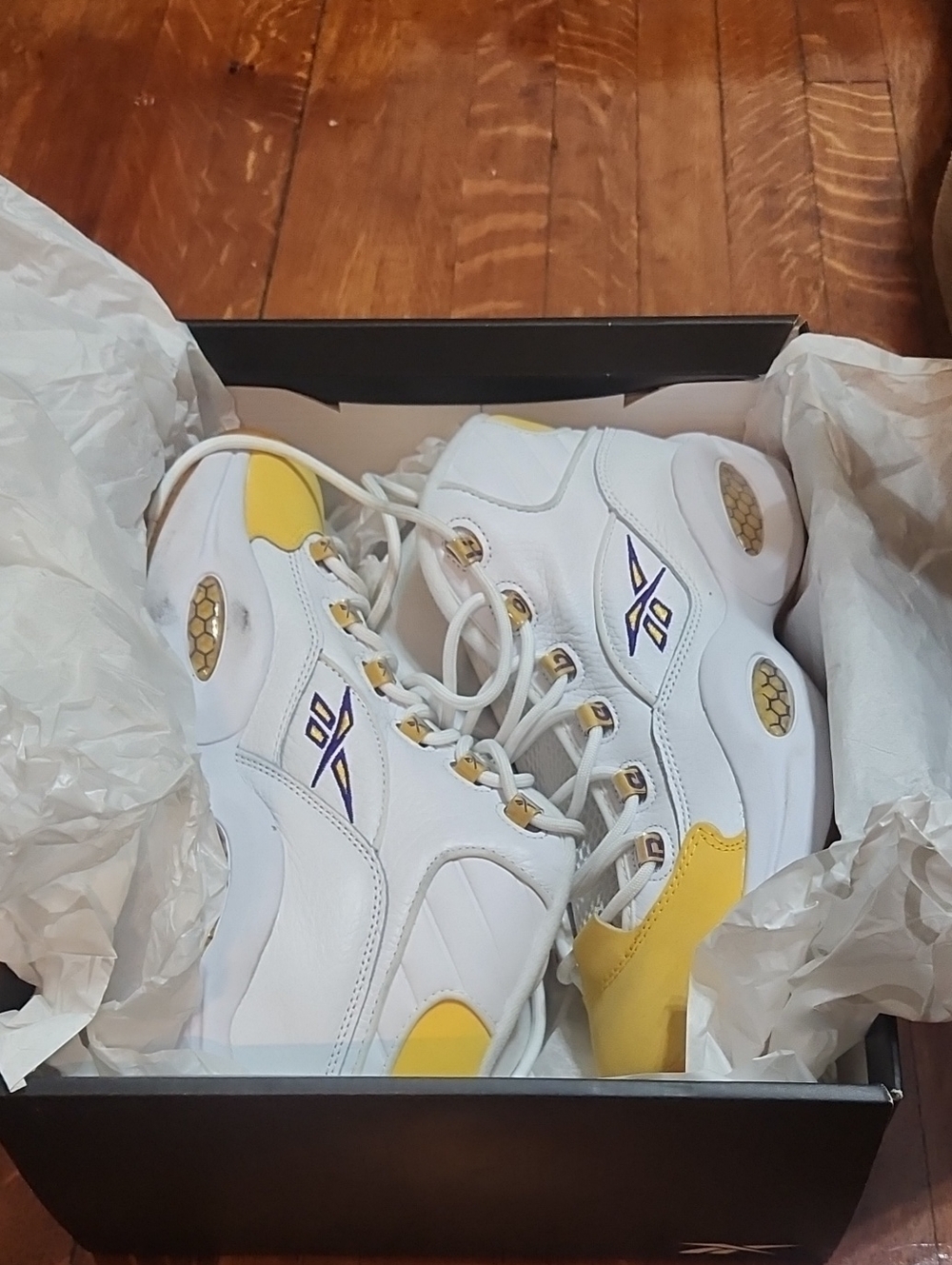 Reebok Mens LA Laker Colors Size 10.5 Worn Twice Sneakers